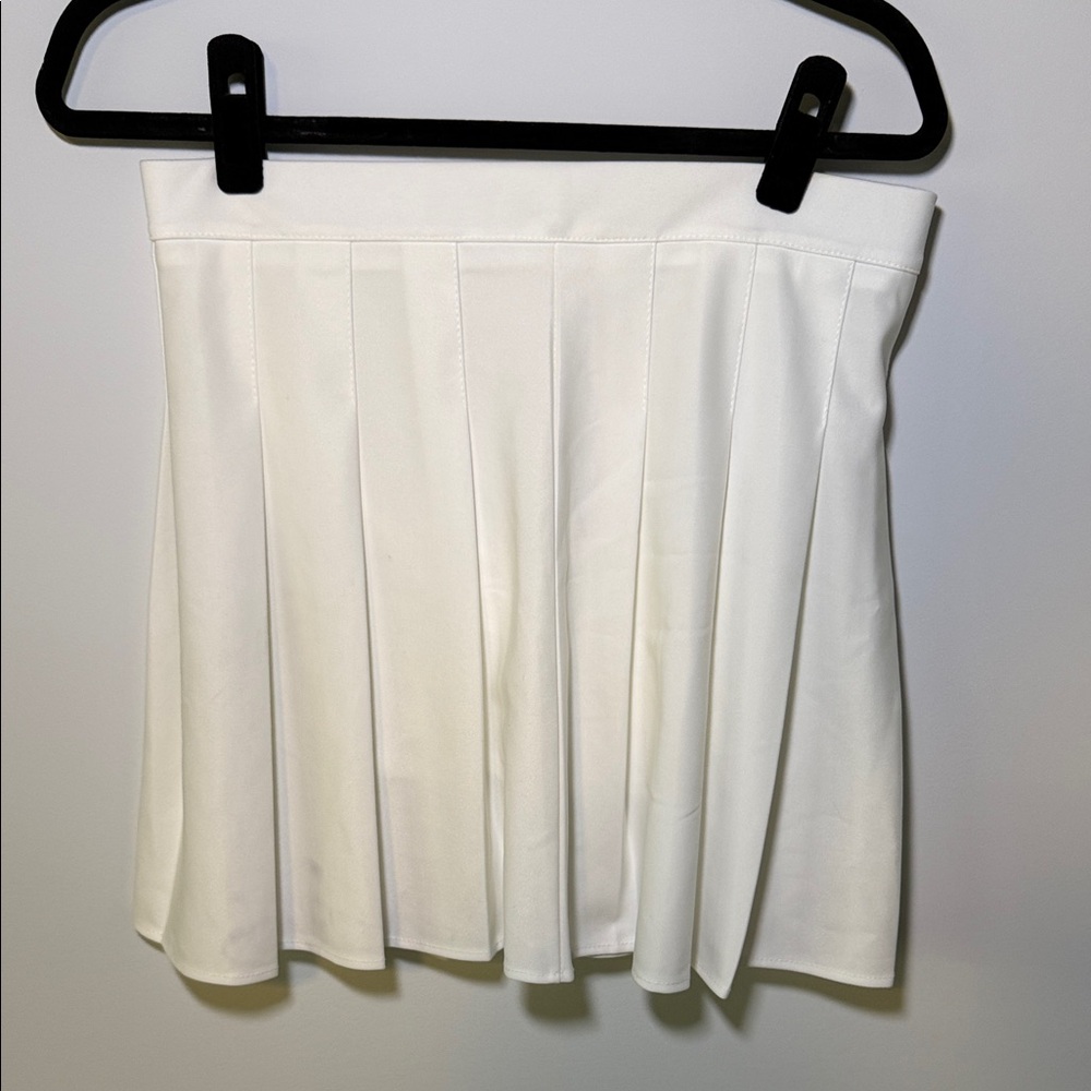 Chic White Pleated Tennis and Golf Skirt